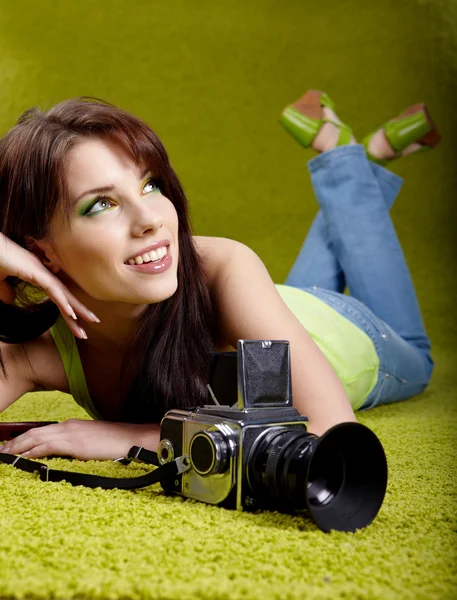 Femme avec caméra sur fond vert printemps — Photo