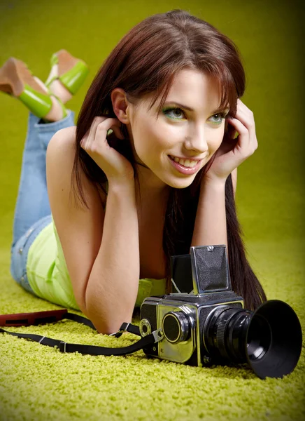 緑の春の背景にカメラを持つ女性 — ストック写真