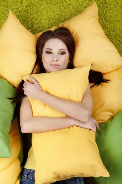 Retrato de uma menina de primavera cochilando no travesseiro . — Fotografia de Stock