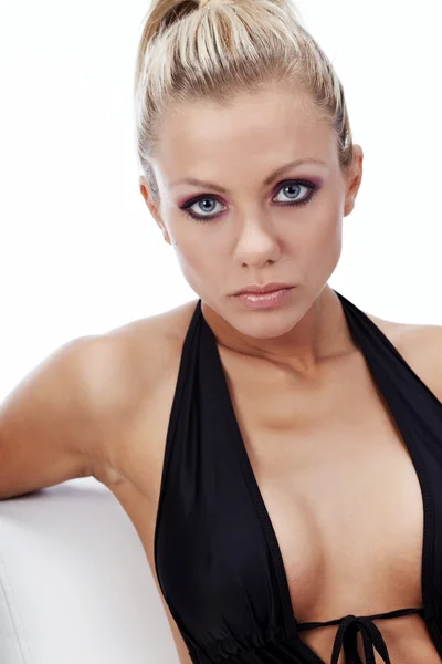 Sexig modell bär svart bikini på vit isolerade bakgrund — Stockfoto