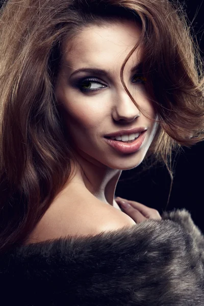 Ritratto di donna meravigliosa in pelliccia . — Foto Stock
