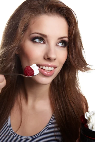 Mulher Comendo sobremesa doce — Fotografia de Stock
