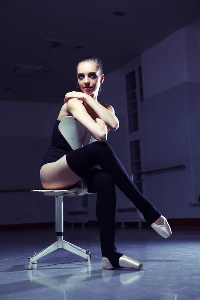 Hermosa bailarina de ballet relajándose después del ejercicio — Foto de Stock