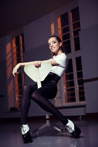 Gyönyörű balett-táncos edzés után pihentető — Stock Fotó