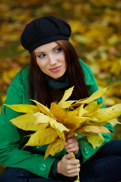 Piękna młoda kobieta w parku jesień. płytkie dof. — Zdjęcie stockowe