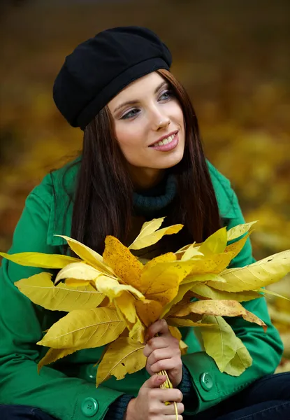Beautiful young woman in autumn park. Shallow DOF. — Stock Photo, Image