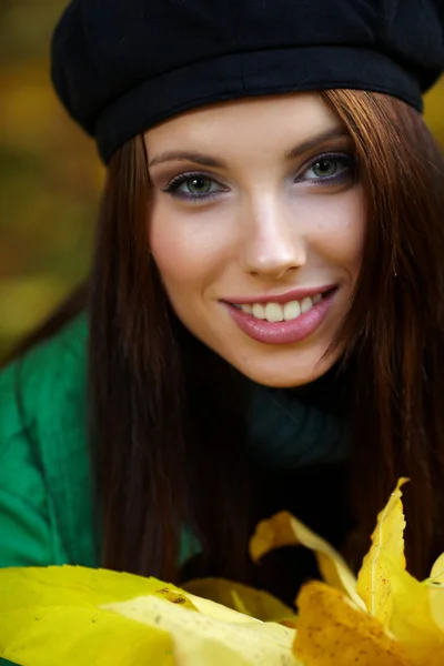 Belle jeune femme dans le parc d'automne. DOF peu profond . — Photo