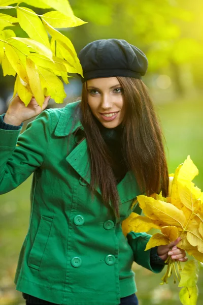 Όμορφη νεαρή γυναίκα σε φθινόπωρο πάρκο. ρηχά dof. — Φωτογραφία Αρχείου