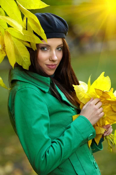 Όμορφη νεαρή γυναίκα σε φθινόπωρο πάρκο. ρηχά dof. — Φωτογραφία Αρχείου