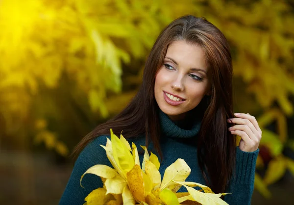 Beautiful young woman in autumn park. Shallow DOF. — Stock Photo, Image