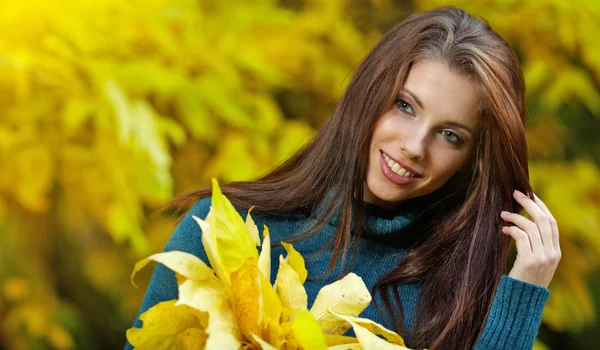 Mooie jonge vrouw in herfst park. ondiepe dof. — Stockfoto