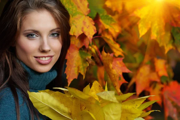Krásná mladá žena v podzimním parku. mělké dof. — Stock fotografie