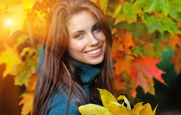Hermosa joven en el parque de otoño. DOF poco profundo . — Foto de Stock