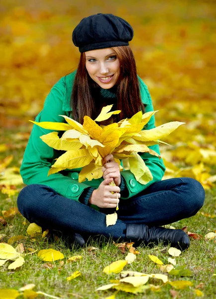 Krásná usměvavá žena v podzimním parku. mělké dof. — Stock fotografie