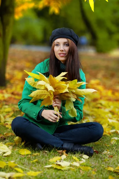 Schöne lächelnde Frau im Herbstpark. flacher dof. — Stockfoto