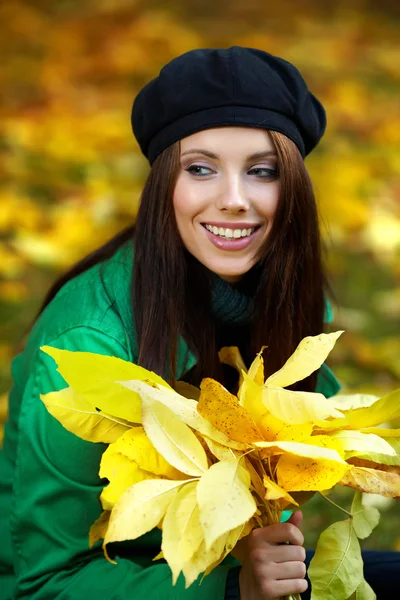 Красива усміхнена жінка в осінньому парку. Неглибокий DOF . — стокове фото