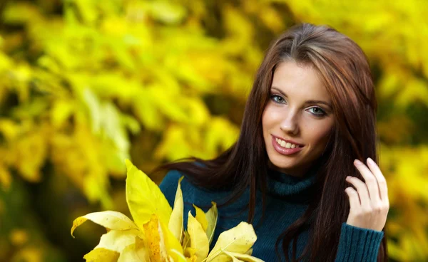 Beautiful smiling woman in autumn park. Shallow DOF. — Stock Photo, Image