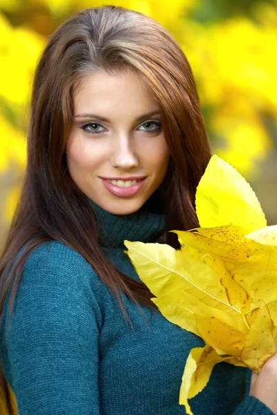 Krásná usměvavá žena v podzimním parku. mělké dof. — Stock fotografie