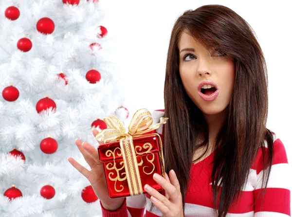 Mooie vrouw met cadeau naast witte kerstboom — Stockfoto