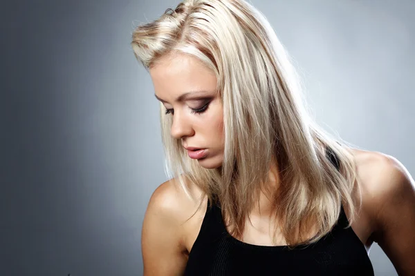 Portret van een mooie blonde vrouw. — Stockfoto