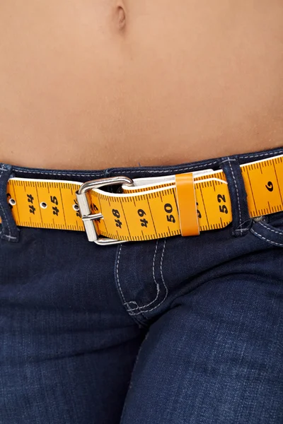 Крупним планом фото тонкої жінки живіт і джинси з вимірюванням — стокове фото