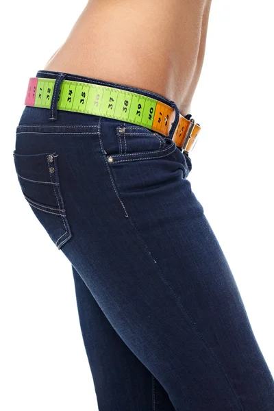 Foto di primo piano dell'addome di una donna magra e jeans con misurazione — Foto Stock