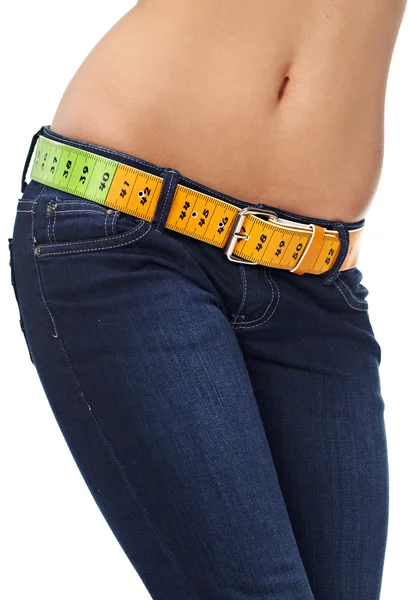 Foto di primo piano dell'addome di una donna magra e jeans con misurazione — Foto Stock