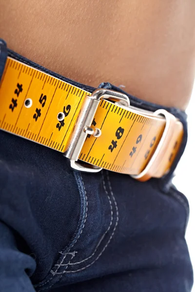 Foto de close-up do abdômen e jeans de uma mulher magra com medição — Fotografia de Stock