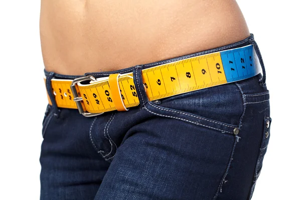 スリムな女性の腹部と測定とジーンズのクローズ アップ写真 — ストック写真
