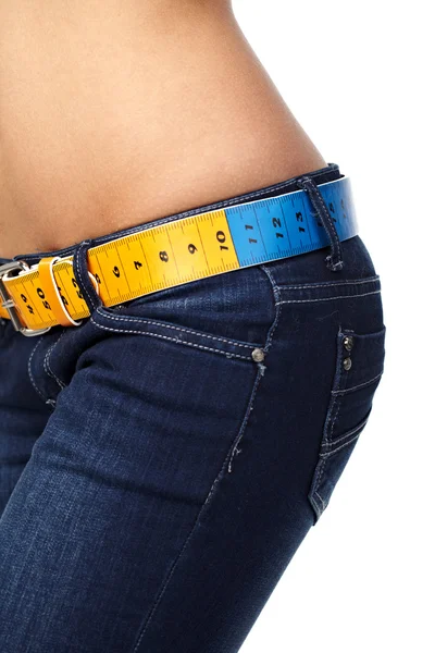 Närbild foto av en smal kvinna buken och jeans med mätning — Stockfoto
