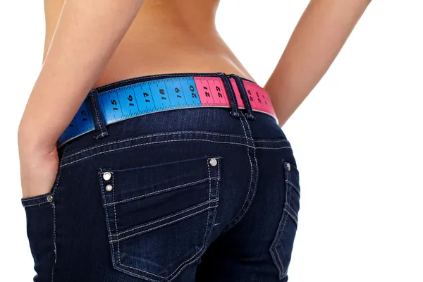 Nahaufnahme Foto einer schlanken Frau Bauch und Jeans mit Messung — Stockfoto