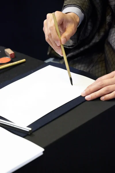 Китайская живопись и каллиграфия на белой бумаге — стоковое фото