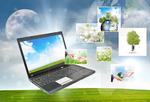 Laptop contra fundo natureza verde — Fotografia de Stock