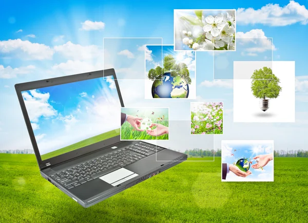 Laptop tegen groene natuur achtergrond — Stockfoto