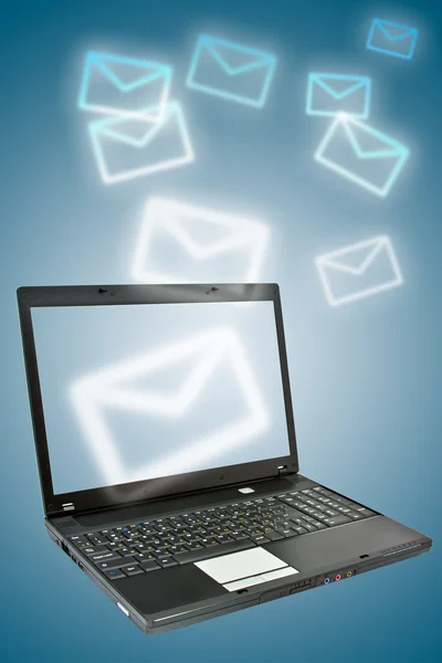 Laptop e muito e-mail . — Fotografia de Stock