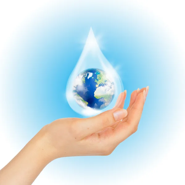 Капля воды с Землей внутри и рукой на белом . — стоковое фото