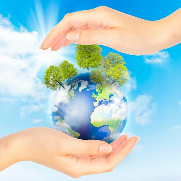 Handen en aarde. concept opslaan groene planeet. — Stockfoto