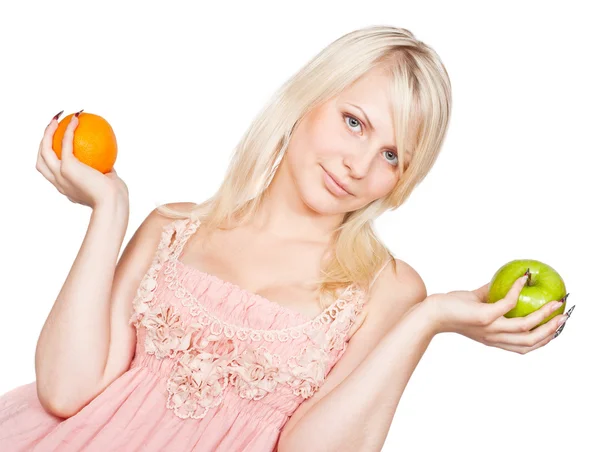 Genç güzel sarışın kız elma ve portakal arasında seçim yapma — Stok fotoğraf