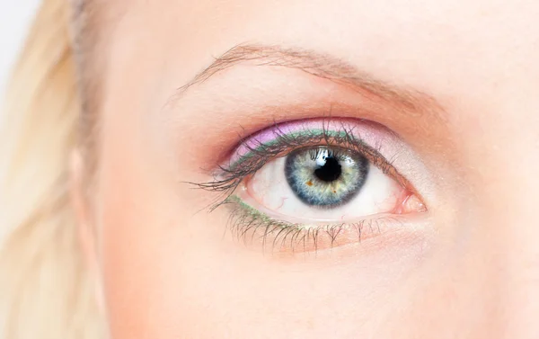 Auge mit rosa und grünem Make-up — Stockfoto