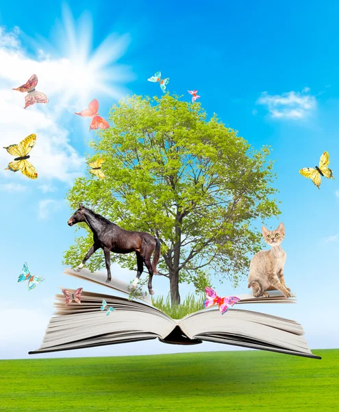 Magiska boken med ett grönt träd och olika djur — Stockfoto