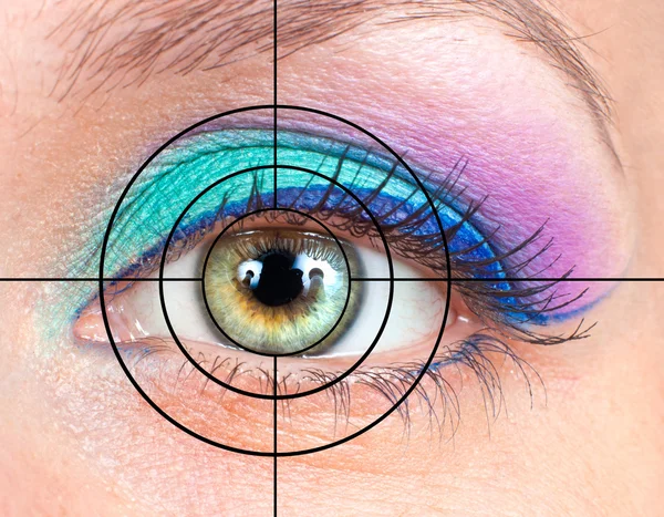 Eye met roze, groen make-up en target — Stockfoto