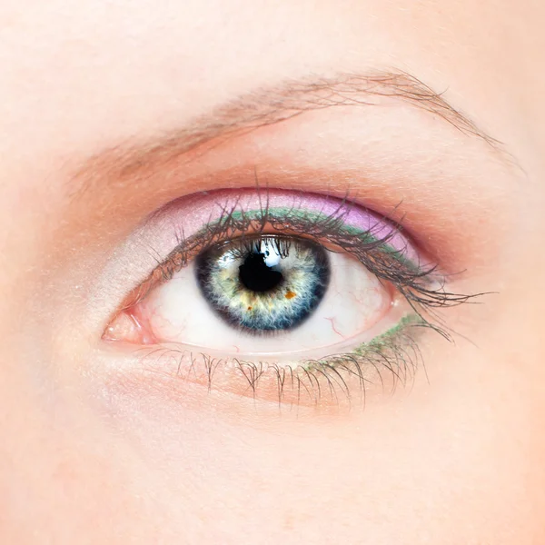 Oog met roze en groene make-up — Stockfoto