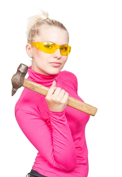Bella bionda con gli occhiali gialli e un martello in mano — Foto Stock