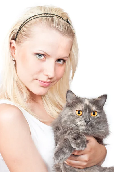 Šťastná Mladá blondýnka a šedá kočka — Stock fotografie