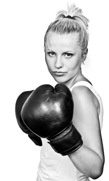 Schöne blonde Mädchen in Boxhandschuhen — Stockfoto