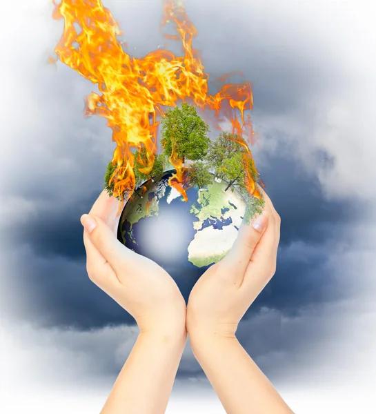 Mani femminili che tengono la Terra in fiamme . — Foto Stock
