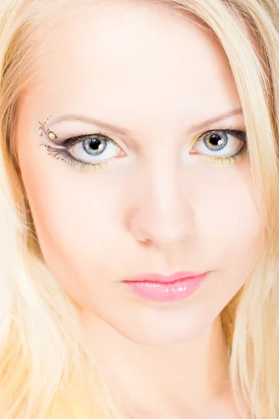 Unga vackra blonda kvinnan med make-up — Stockfoto