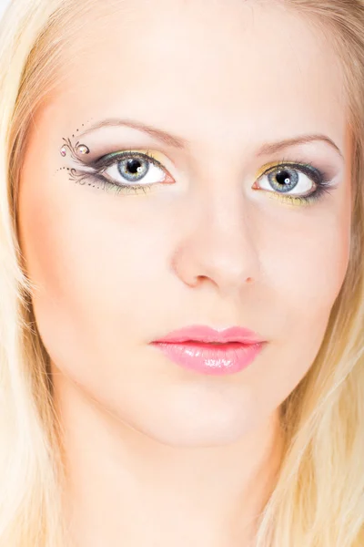 Jonge mooie blonde vrouw met stijlvolle make-up — Stockfoto