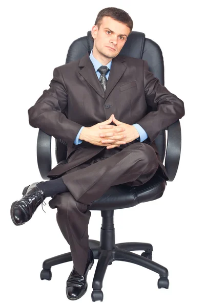Portré, fiatal üzletember ül a székre — Stock Fotó