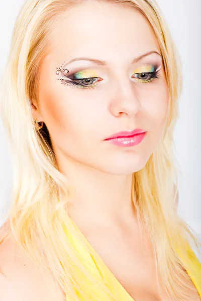 Unga vackra blonda kvinnan med snygga make-up — Stockfoto